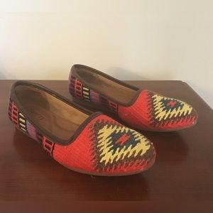 Born Giselle red multi colored woven women flat shoe size 7.5
